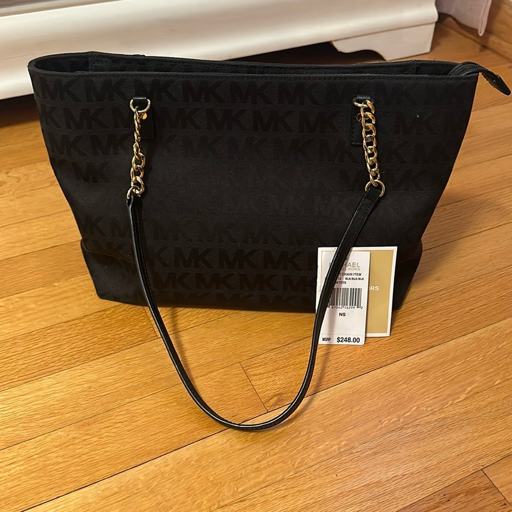 • Michael Kors Jet Set Chain Purse •